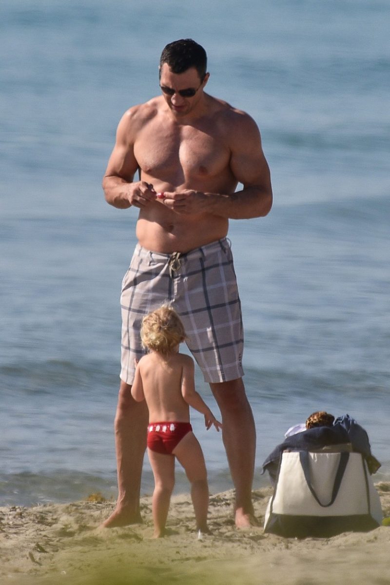 *PREMIUM-EXCLUSIVE* Wladimir Klitschko gets in some father/daughter time with his daughter Kaya